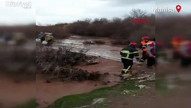 Manisa'da çayda çamura saplanan minibüsteki 10 kişi merdivenle kurtarıldı