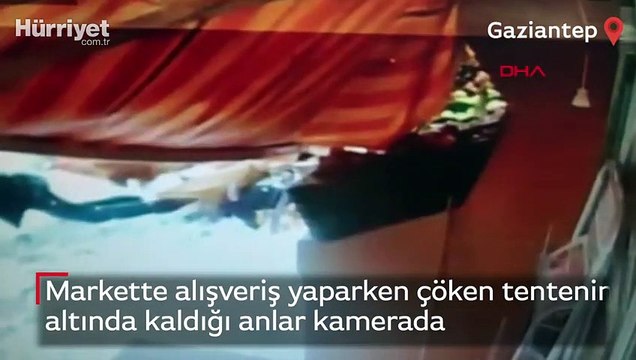 Markette alışveriş yaparken çöken tentenin altında kaldığı anlar kamerada