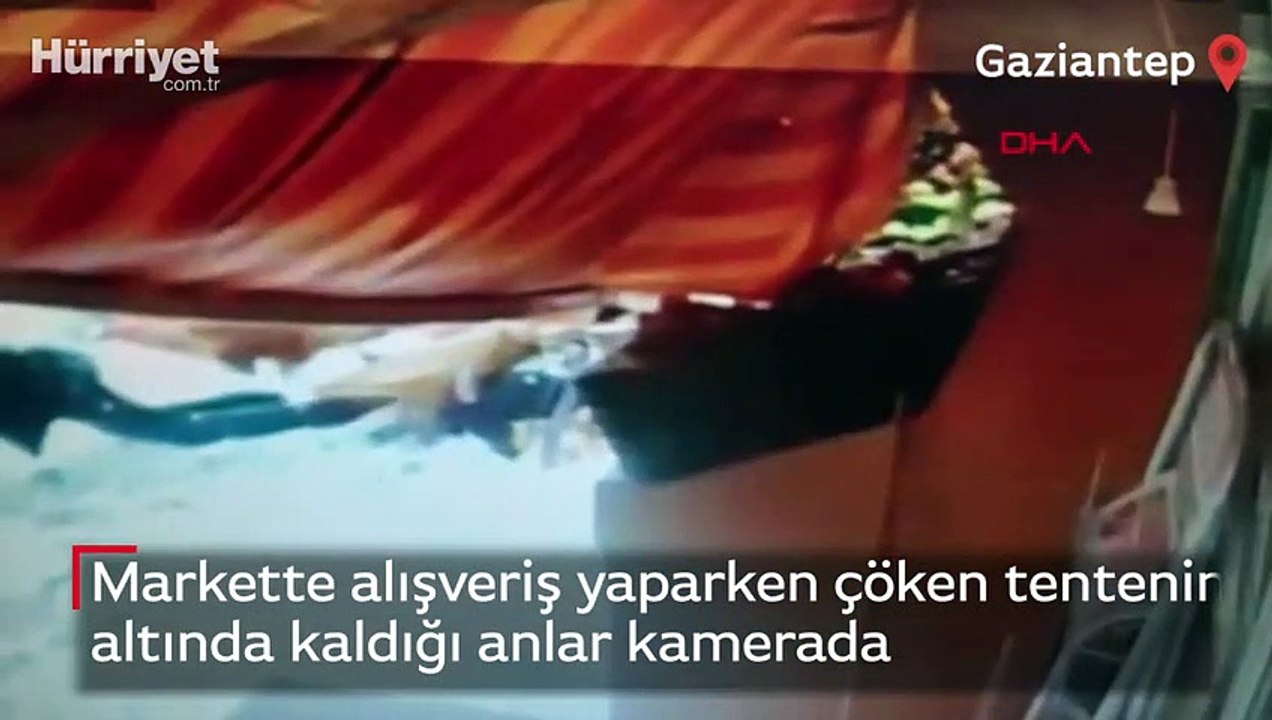Markette alışveriş yaparken çöken tentenin altında kaldığı anlar kamerada