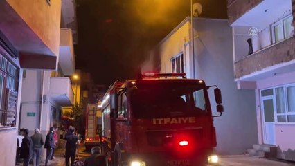 Sinir krizi geçiren bir kişi 2 katlı evlerini yaktı