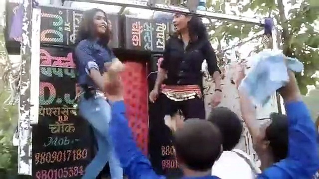 Dehati_arkestra_in_tractor_tailor(360p)
