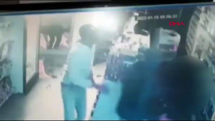 Arnavutköy'de tekel bayiinde hırsızlık! Şüpheliler anbean kamerada