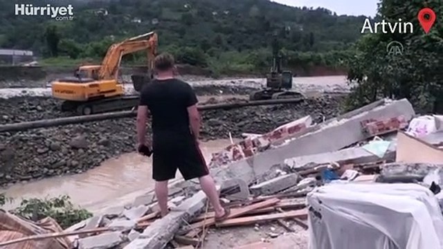 Arhavi'deki selde evleri yıkılan aile son anda kurtulmayı başardı