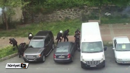 Fulya'da polisin başına böyle taş isabet etti