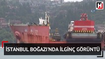 İstanbul Boğazı'nda ilginç görüntü! 10 gemi taşıyan dev gemi böyle geçti