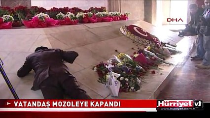 ATA'YA SEVGİ SELİ.. BİR VATANDAŞ MOZOLEYE KAPANDI