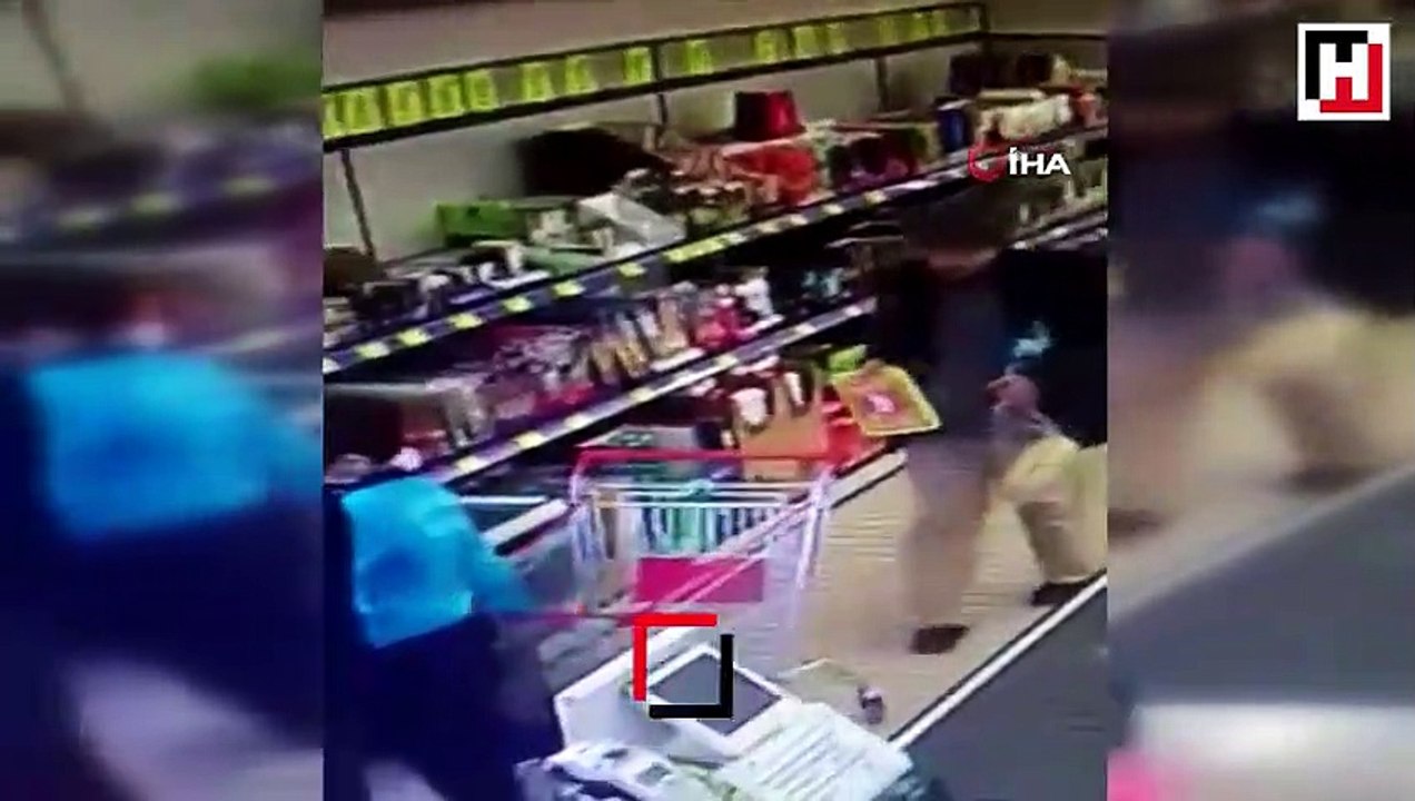 Yaşlı adamın çocuktan düşen 100 lirayı alma anı saniye saniye görüntülendi