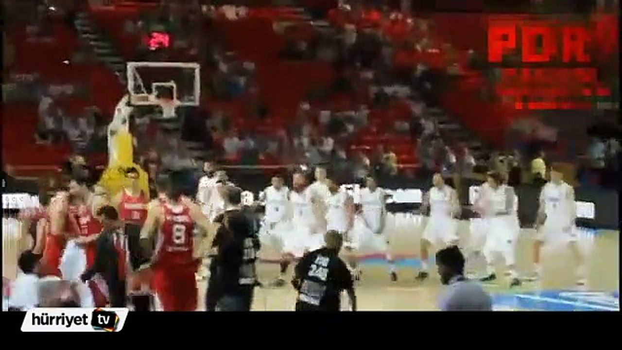 12 dev adam Yeni Zelanda Haka dansına sırtını dönünce...