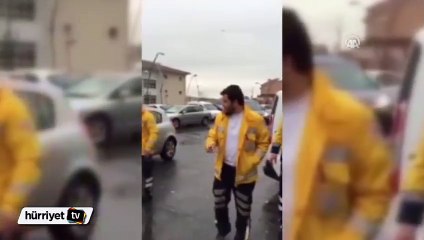 Otomobili kaldırıp ambulansa yol açtılar