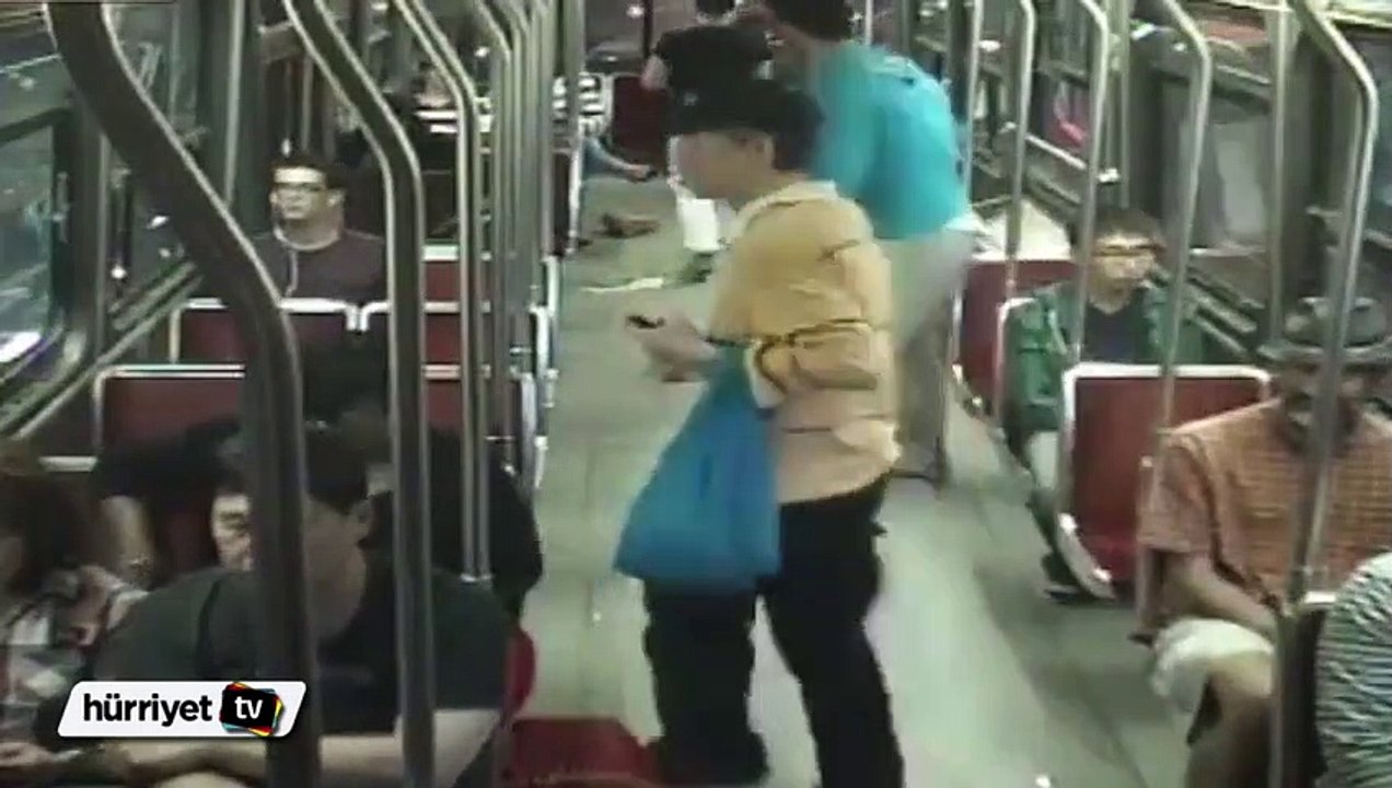 Yolcuları tehdit eden genci polis vurdu