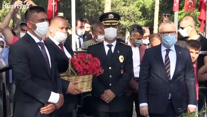 Şehit Ömer Halisdemir, kabri başında anılıyor