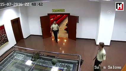 Tuğgeneral Veli Turan'ın darbeciler tarafından alıkonulma görüntüler
