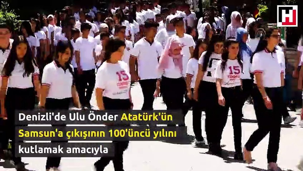 Okul bahçesinde "Ay yıldız ve 100. yıl" koreografisi
