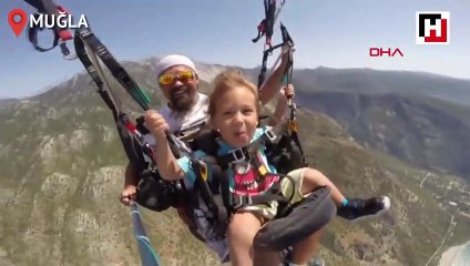 2.5 yaşında 1900 metreden yamaç paraşütüyle atladı