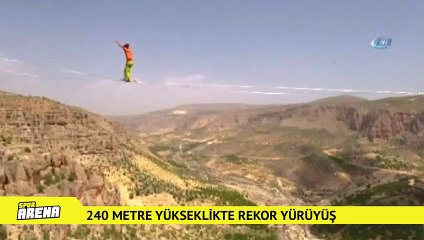 下载视频: 240 metre yükseklikte rekor yürüyüş