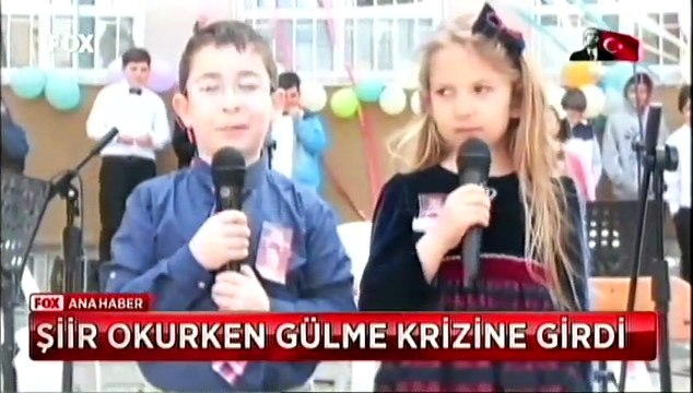 Şiir okurken gülme krizine girdi