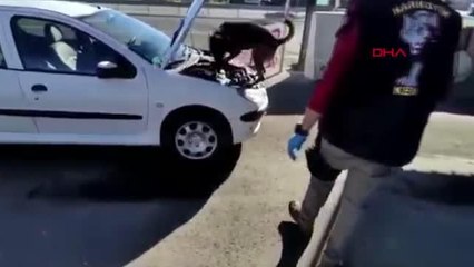 OTOMOBİLİN SİLECEK SU HAZNESİNDEN 5 KİLOGRAM SIVI METAMFETAMİN ÇIKTI