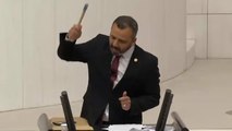 CHP'li Burak Erbay, 'Sansür Yasası'na tepki göstererek Meclis kürsüsünde çekiçle cep telefonunu kırdı
