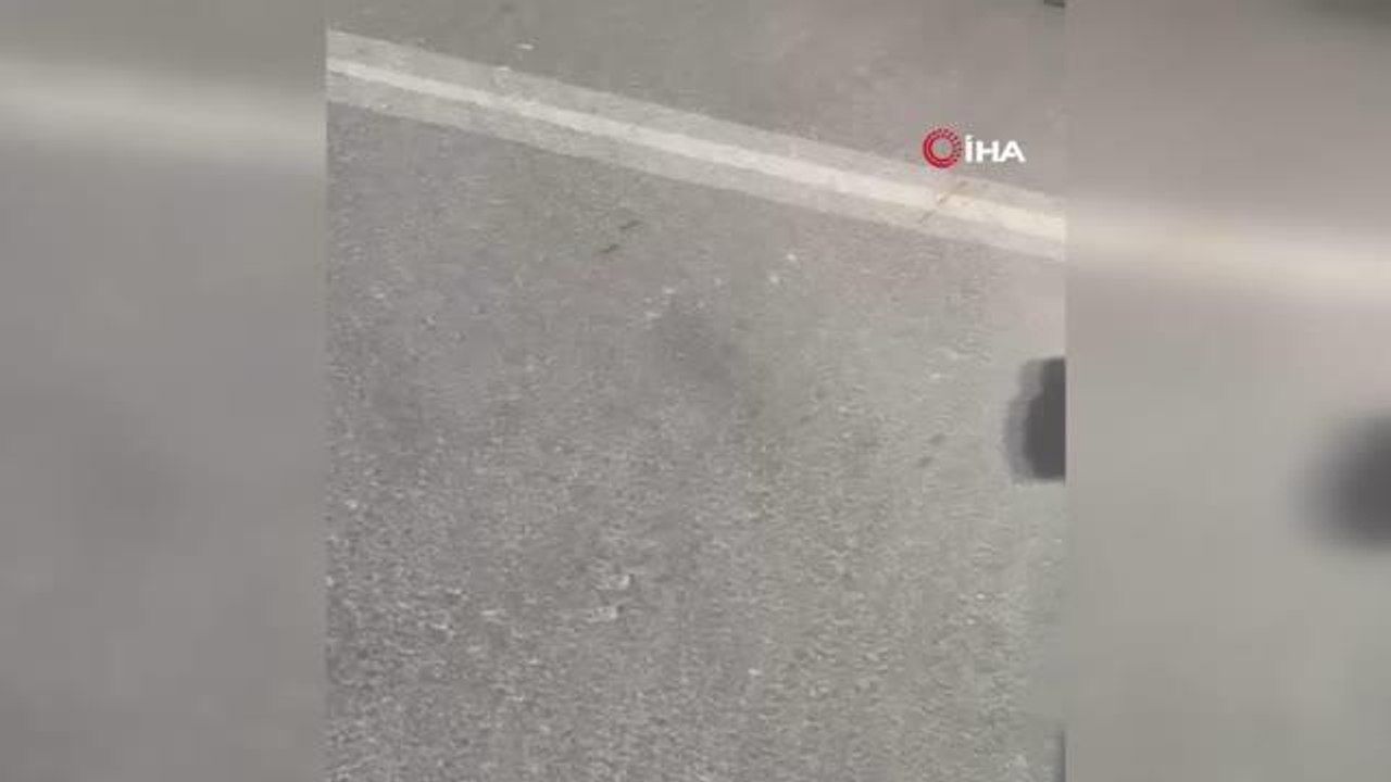 Son dakika haberi! Küçükçekmece'de taksici terörü kamerada...Tartıştığı kişiye bıçak çekip aracı üzerine sürdü