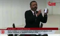 Sansür Yasasına tepki gösteren CHP’li Burak Erbay, Meclis kürsüsünde çekiçle telefonunu kırdı