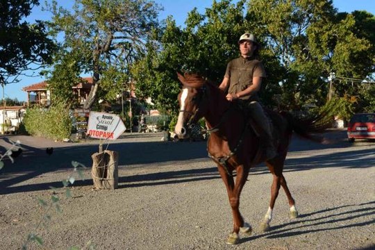 Ukrayna-Rusya savaşına tepki gösterip atıyla Türkiye turuna çıktı