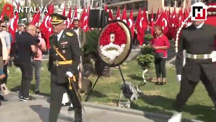 Protokolden ayrılmayan sokak köpeği ilgi odağı oldu