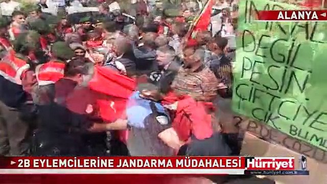 YOLU KAPATAN 2B EYLEMCİLERİNE JANDARMA MÜDAHALE ETTİ
