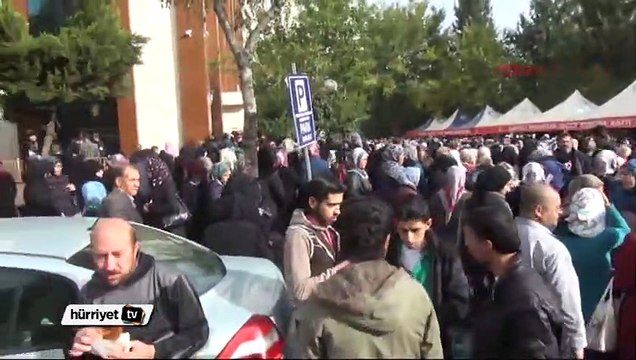 Suriyelilerin 50 TL'lik yardım izdihamı