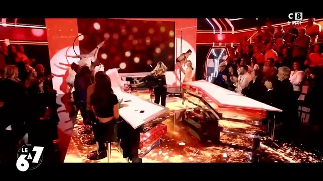 Clara Morgane, accompagnée de plusieurs danseuses, fait le show sur le plateau de Touche pas à mon poste sur C8 - Regardez