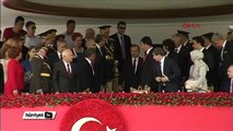 Cumhurbaşkanı Erdoğan'ın eli havada kaldı