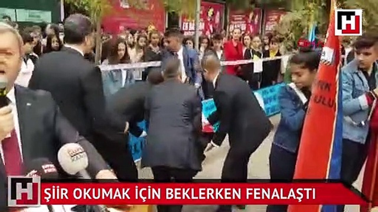 Cumhuriyet Bayramı töreninde şiir okumak için beklerken fenalaştı