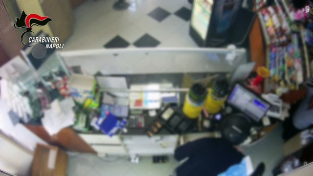 Afragola, carabiniere libero dal servizio sventa una rapina in tabaccheria