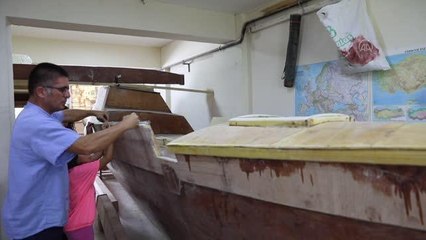 Öğretim üyesi küçük atölyesinde eşi ve kızıyla katamaran yapıyor