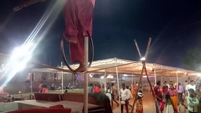 रस्सी पर संतुलन की अनूठी कला को देखिए कैमरे की आंखों से