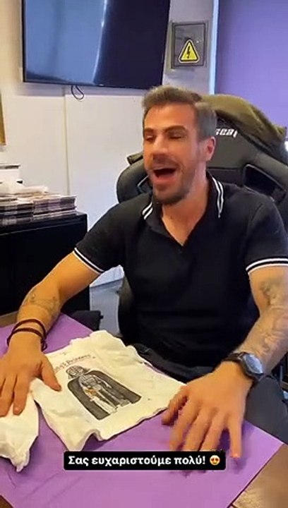 Το βίντεο του Άκη Πετρετζίκη με τα δώρα που έλα...