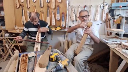 Karadenizli arkadaşlar atölyelerinde 35 yıldır kemençe üretiyor