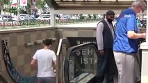 65 yaş üstü vatandaşlar, iptal oldu sandıkları ücretsiz  ulaşım kartları için metro istasyonuna akın etti