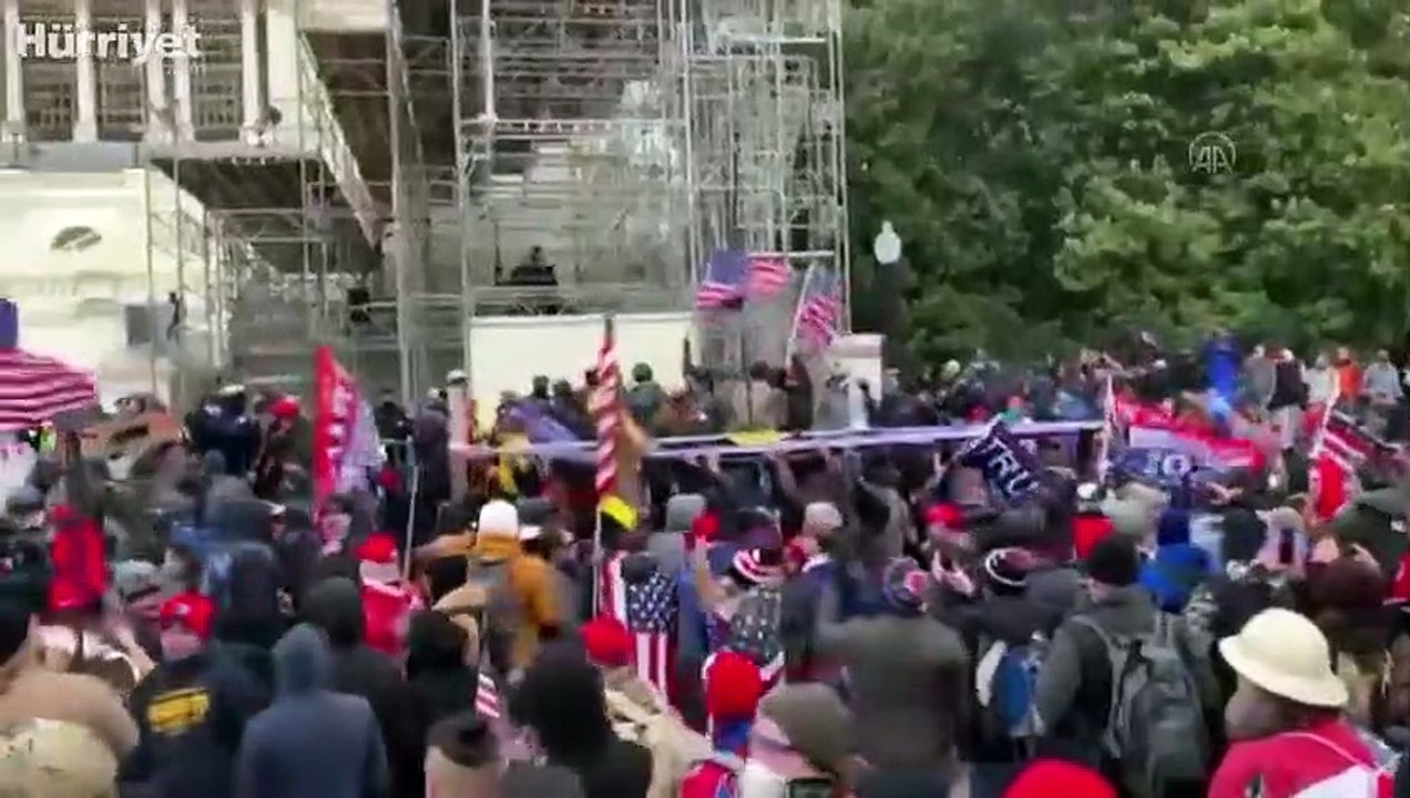 Trump destekçileri polis barikatını aşarak Kongre binasına girdi