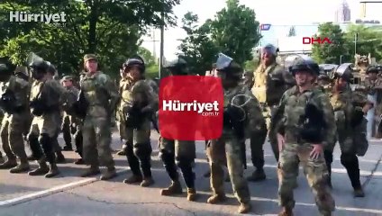 ABD'de asker protestocularla birlikte dans etti