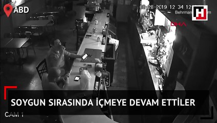 Bar soyuldu, o ise içmeye devam etti