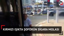 Kırmızı ışıkta şoförün sigara molası