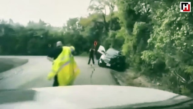 Polis, kaza yapan otomobil sürücüsünün hayatını işte böyle kurtardı