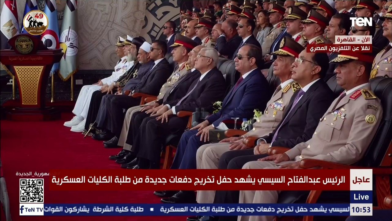 نسور مصر.. عروض جوية مبهرة خلال حفل تخرج الكليات العسكرية بحضور السيسي