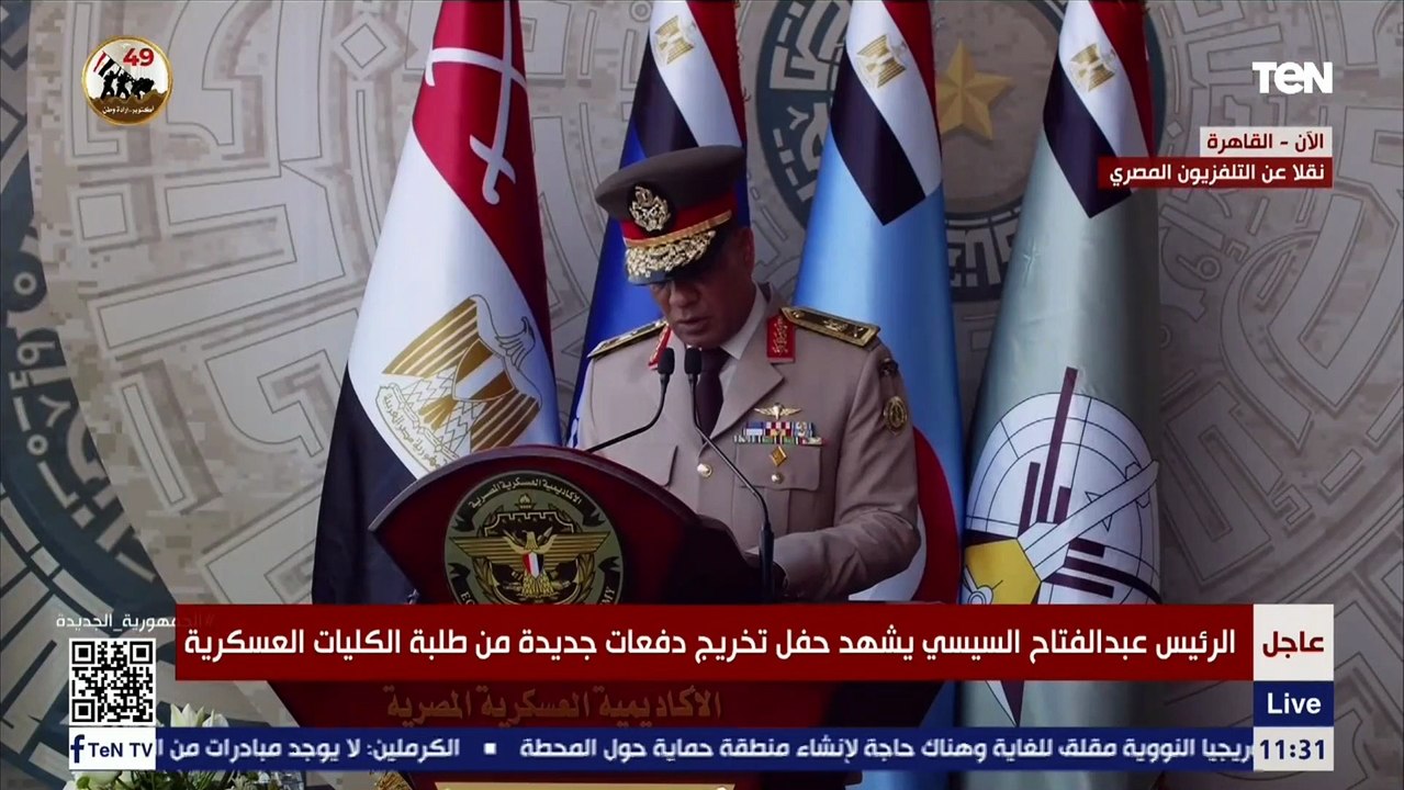 مدير الأكاديمية العسكرية يهدي الرئيس السيسي نسخة من كتاب الله خلال حفل تخرج الكليات العسكرية
