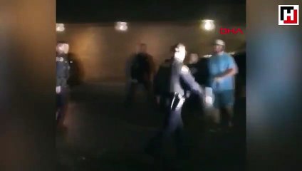 Gürültü ihbarına giden polis, gençlere katılıp basketbol oynadı