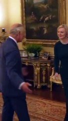 Kral Charles ve Liz Truss'ın 'tuhaf' görüşmesi: Yine mi geldin?