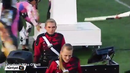 Piyano çalarken kendinden geçti