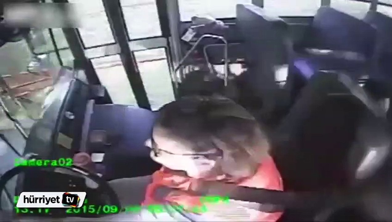 Otobüs şoförü dengesini kaybedip koltuktan düştü