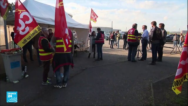 عمال مصافي النفط الفرنسية يتحدون الحكومة