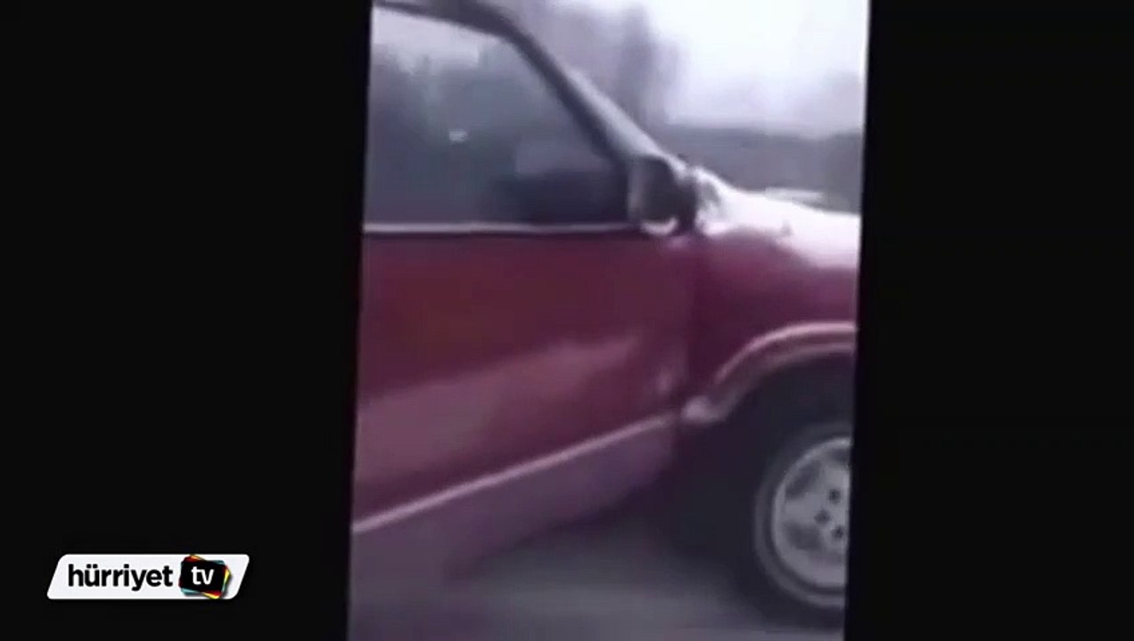 Çılgın adamın karlı yolda tehlikeli gösterisi